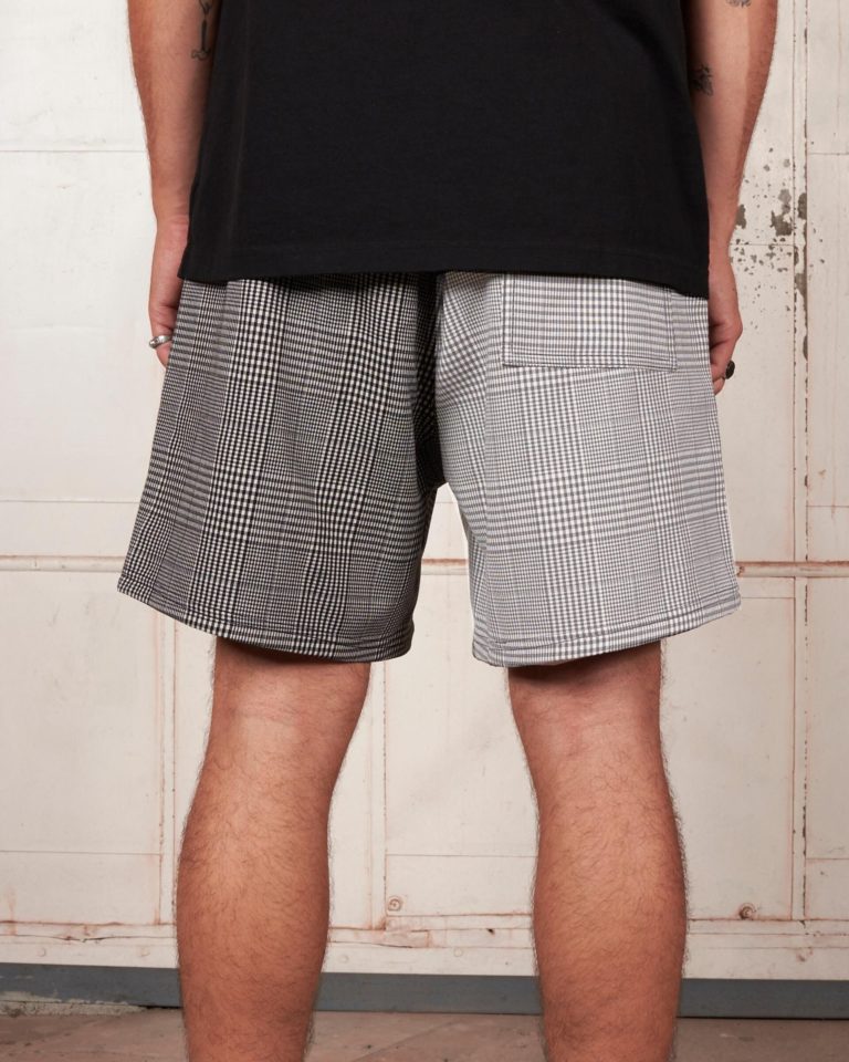 Los pantalones cortos Chase Plaid de pleasures now cuentan con una cintura elástica con cordón, tres bolsillos, la etiqueta del logotipo cosida en la pierna izquierda y un patrón de cuadros.